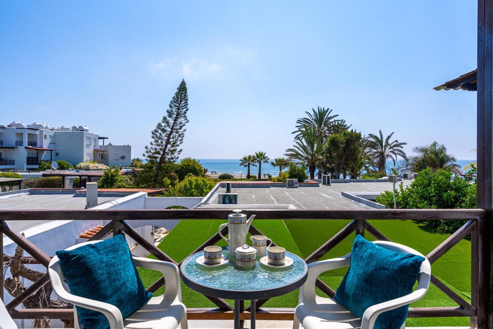 Seawaves 1- Bedroom Apartment near Meneou Beach