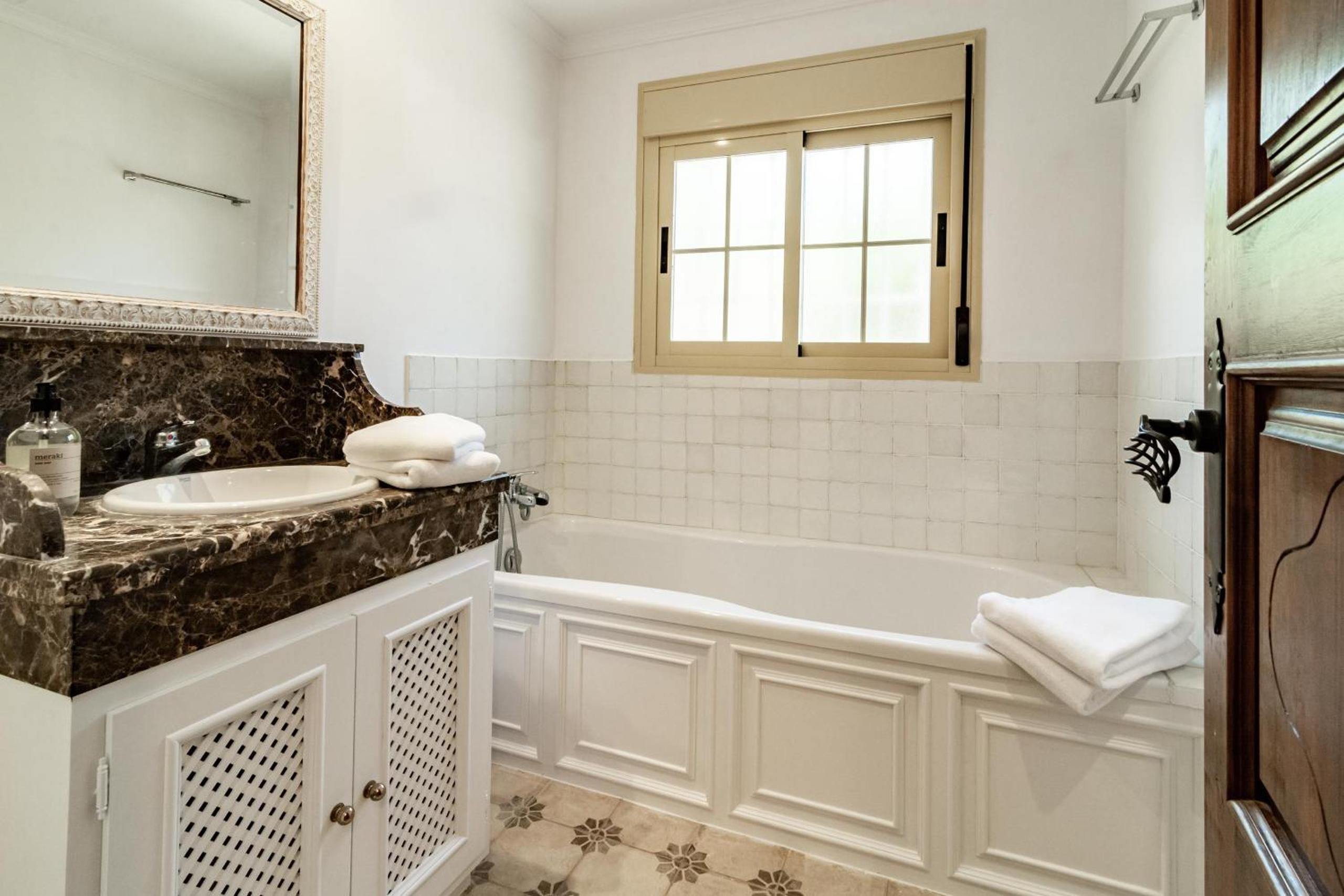 CLN- Spacious 6 bedroom villa next to beach view 5
