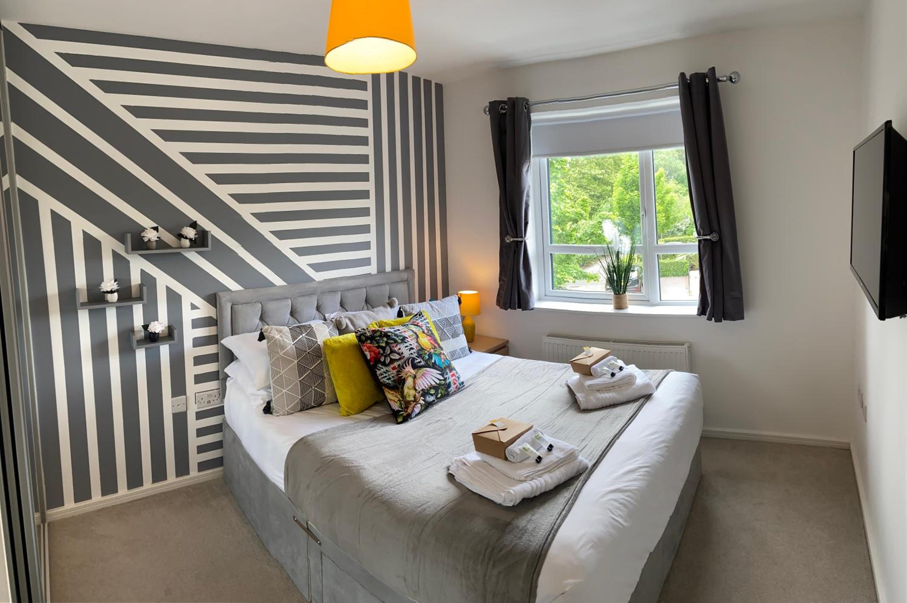 Stunning Riverside 3-Bed Home by 53 Degrees Property in Manchester with Garden & FREE Parking! view 2