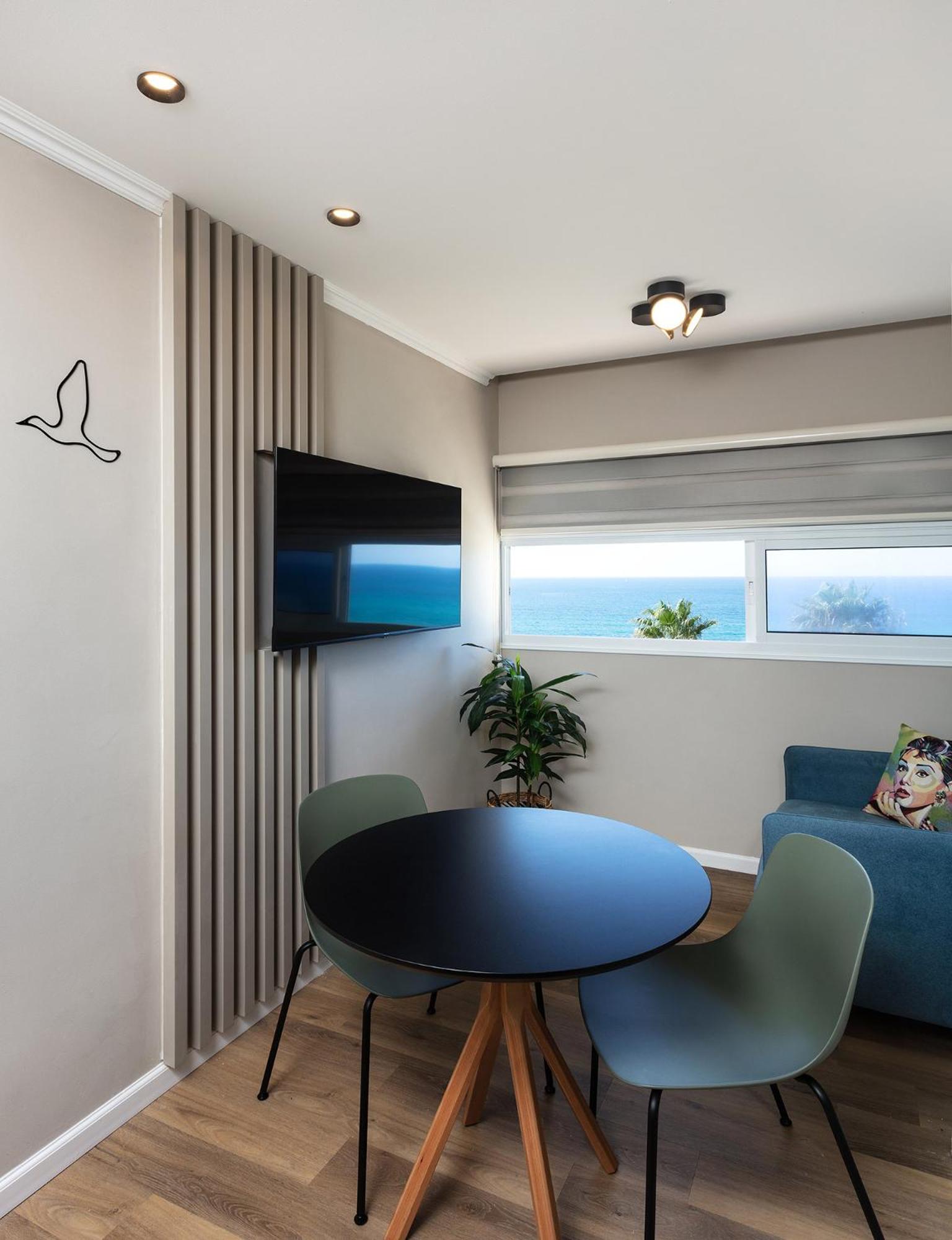 Sea View Stylish 1BR with Balcony by Beachfront Stay, photo 17