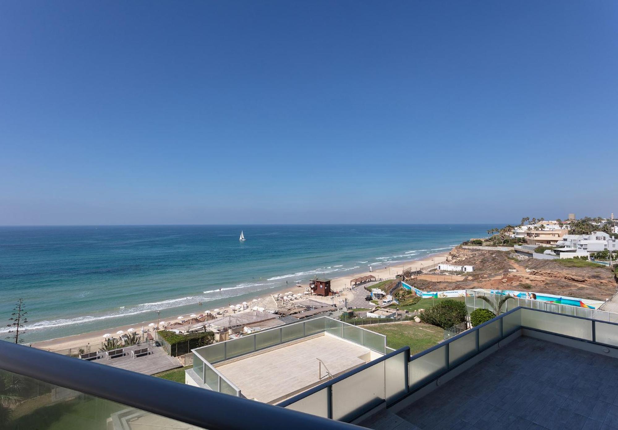 Sea View Stylish 1BR with Balcony by Beachfront Stay, photo 5