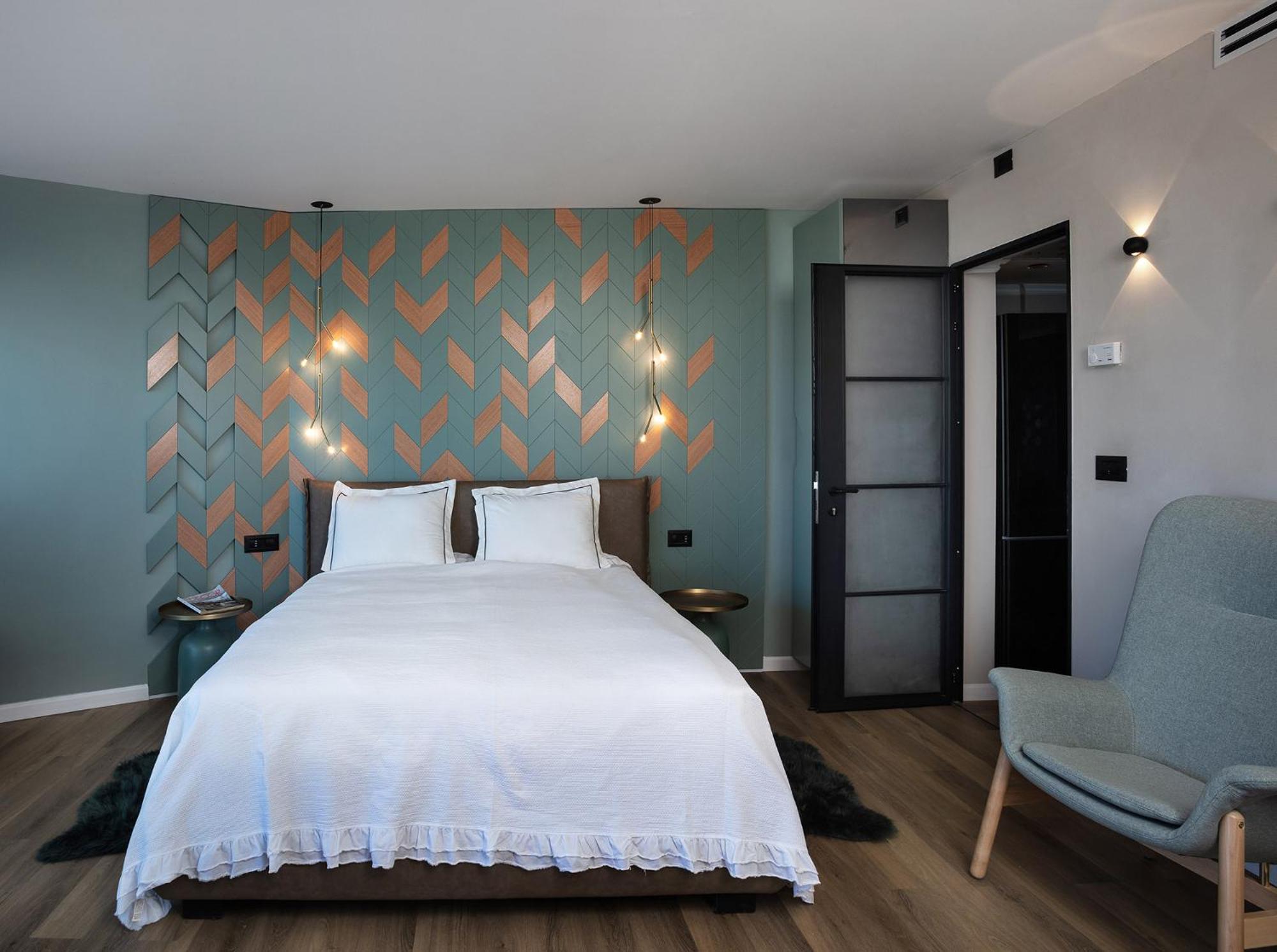 Sea View Stylish 1BR with Balcony by Beachfront Stay, photo 3