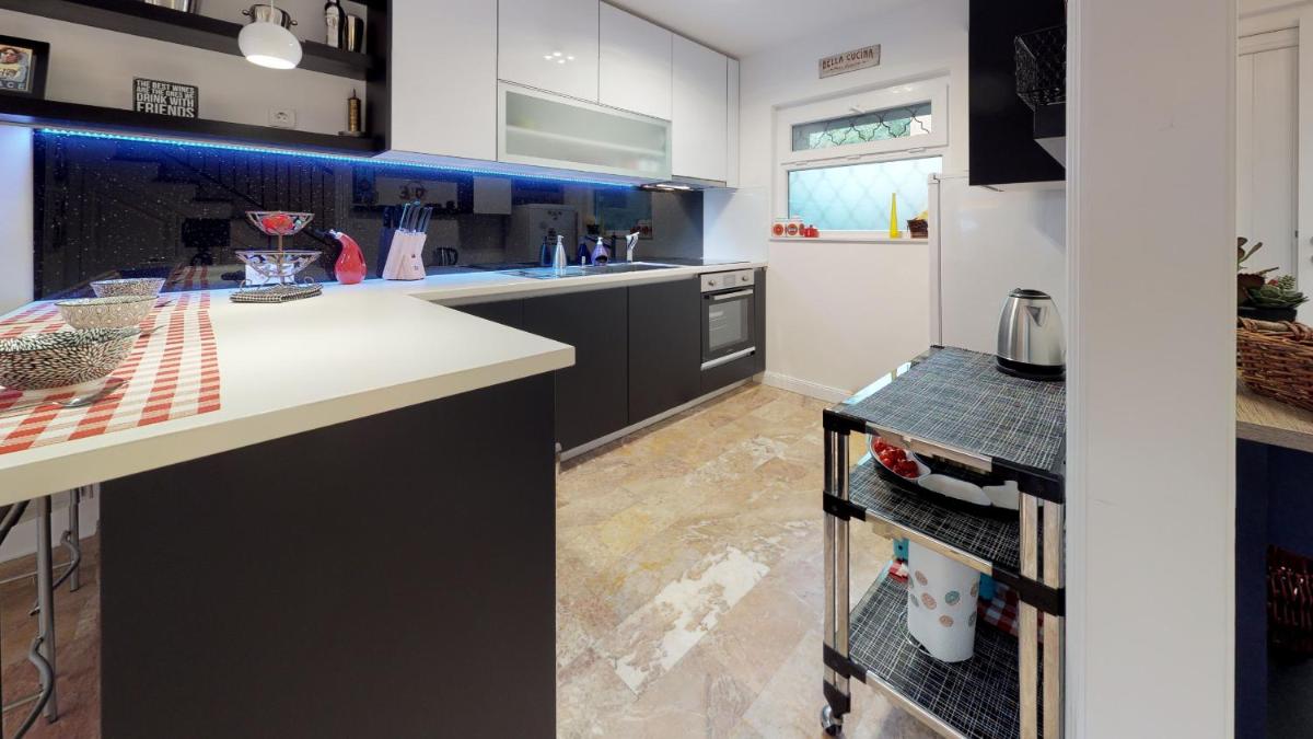 17 Ljubav Place view 4