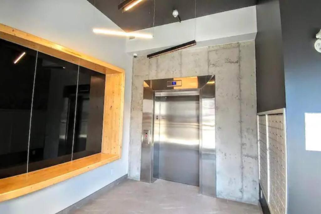GOOD VIBES ONLY -Modern and spacious 2 bedroom condo 4 beds FREE PARKING, GYM