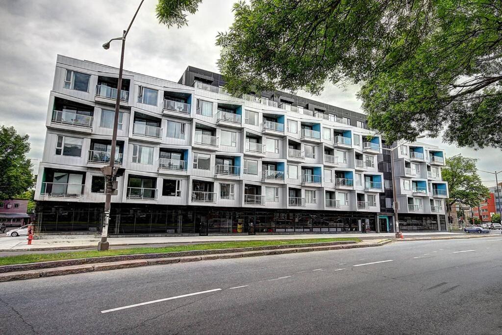 GOOD VIBES ONLY -Modern and spacious 2 bedroom condo 4 beds FREE PARKING, GYM