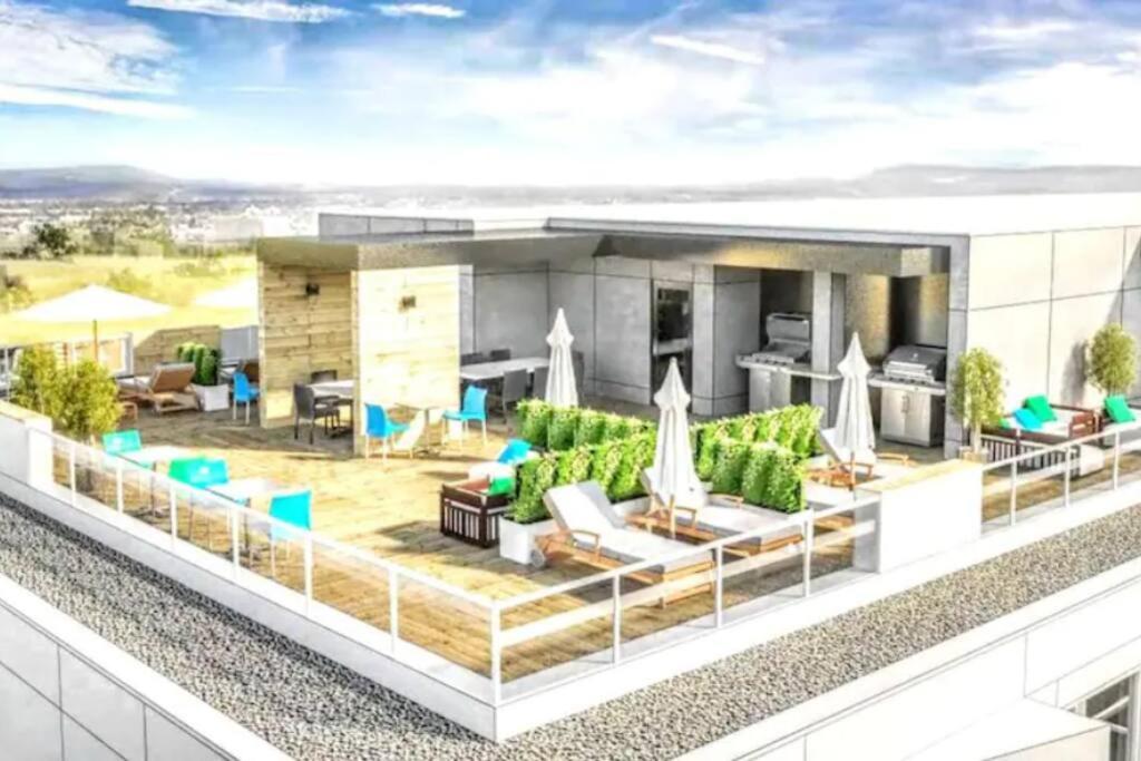 GOOD VIBES ONLY -Modern and spacious 2 bedroom condo 4 beds FREE PARKING, GYM
