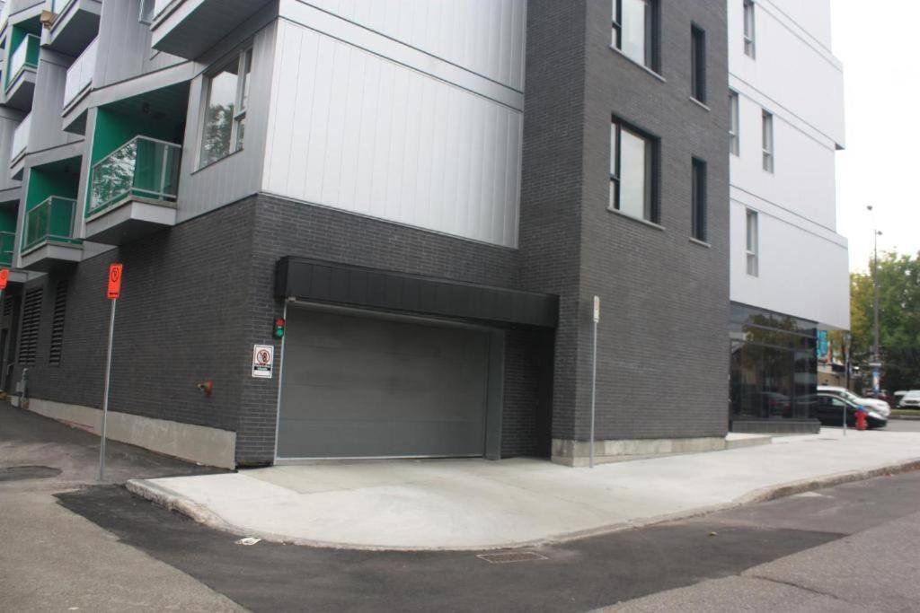 GOOD VIBES ONLY -Modern and spacious 2 bedroom condo 4 beds FREE PARKING, GYM
