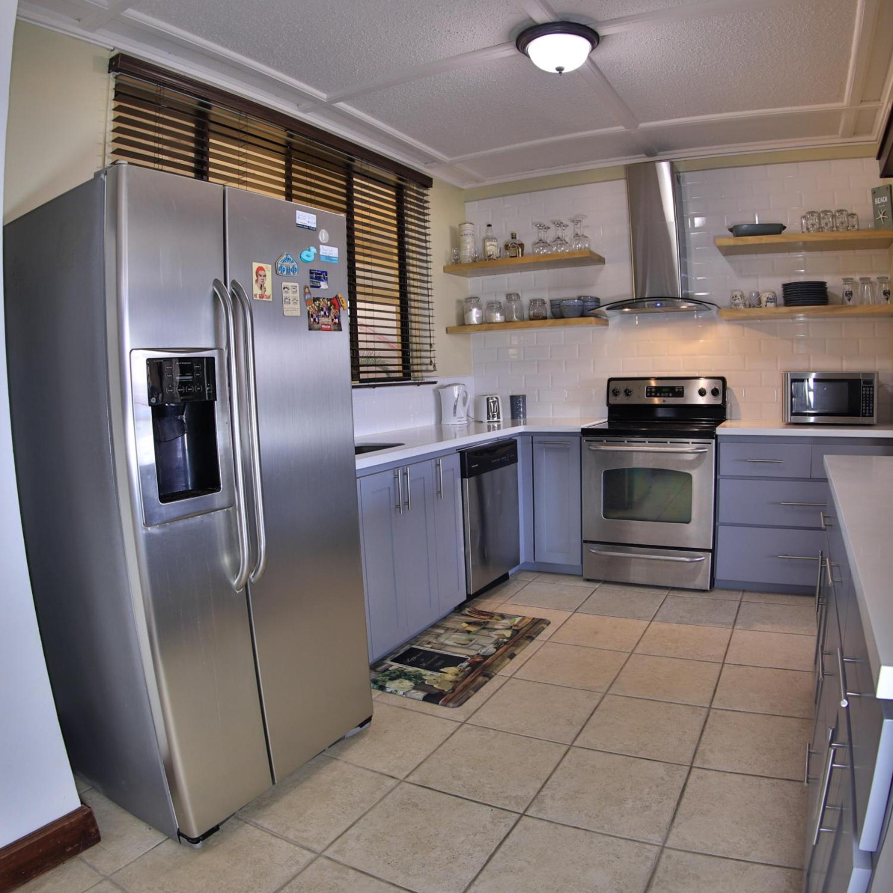 Presidential Suites 4 - Spacious condo in the heart of Flamingo, sleeps 6