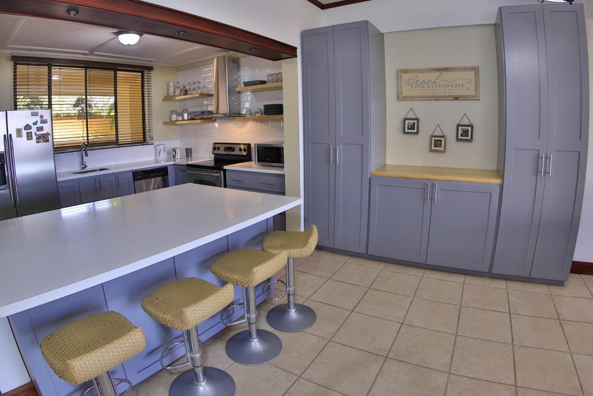 Presidential Suites 4 - Spacious condo in the heart of Flamingo, sleeps 6