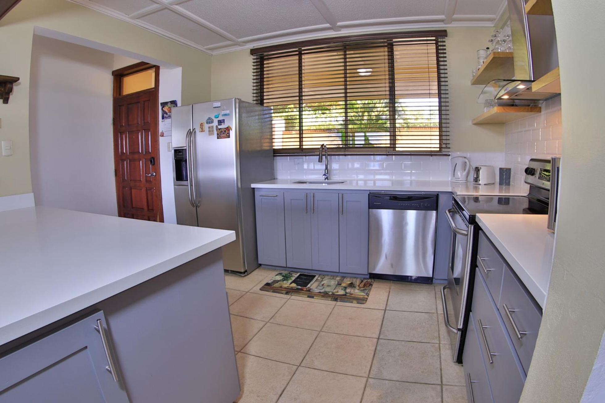 Presidential Suites 4 - Spacious condo in the heart of Flamingo, sleeps 6
