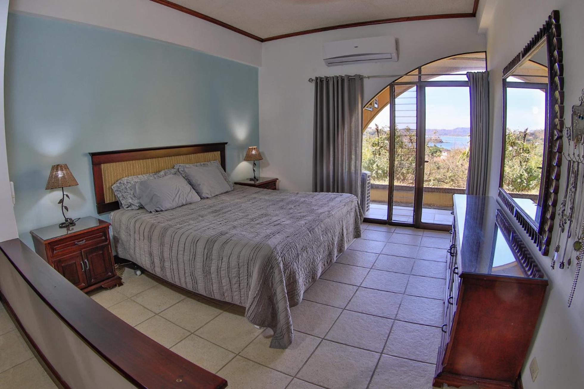 Presidential Suites 4 - Spacious condo in the heart of Flamingo, sleeps 6