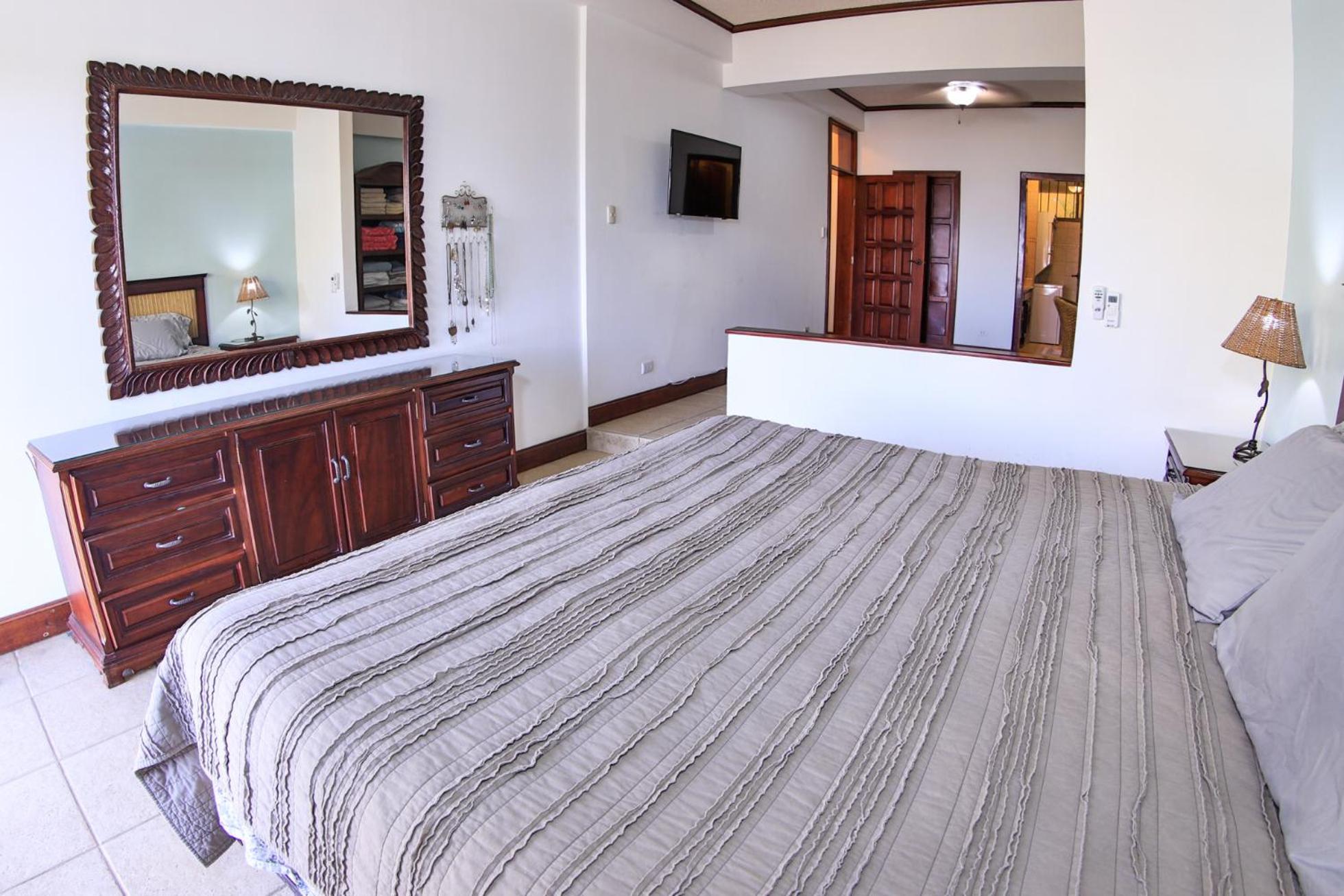 Presidential Suites 4 - Spacious condo in the heart of Flamingo, sleeps 6