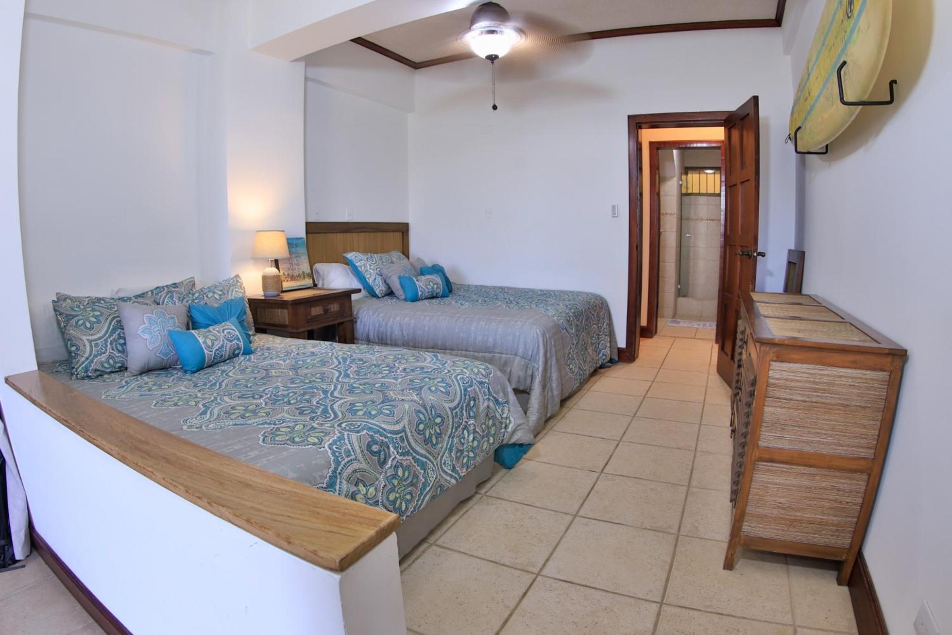 Presidential Suites 4 - Spacious condo in the heart of Flamingo, sleeps 6