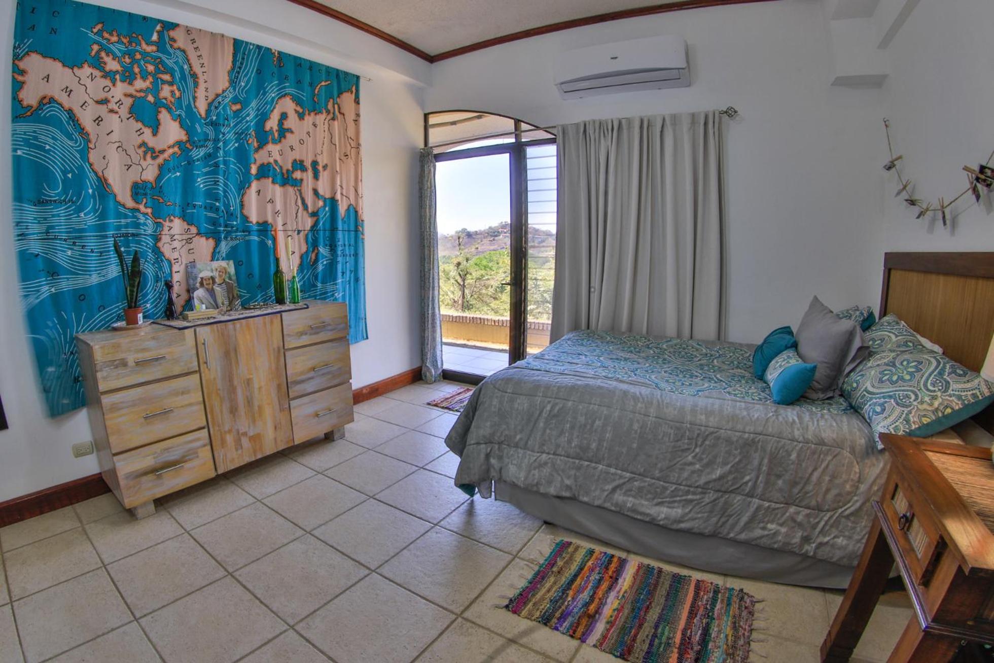 Presidential Suites 4 - Spacious condo in the heart of Flamingo, sleeps 6