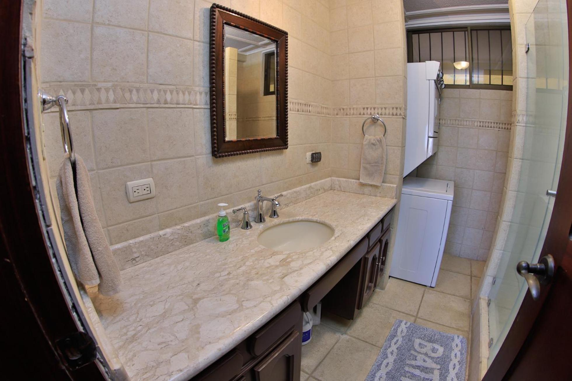 Presidential Suites 4 - Spacious condo in the heart of Flamingo, sleeps 6