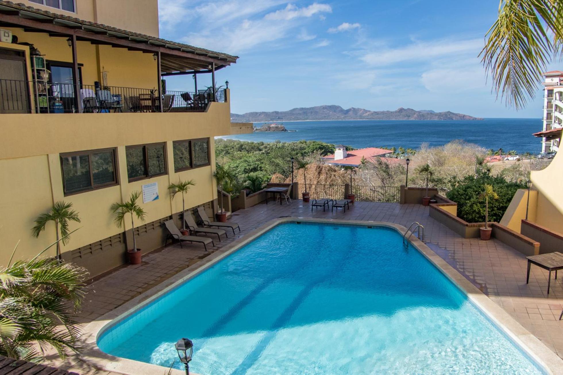 Presidential Suites 4 - Spacious condo in the heart of Flamingo, sleeps 6