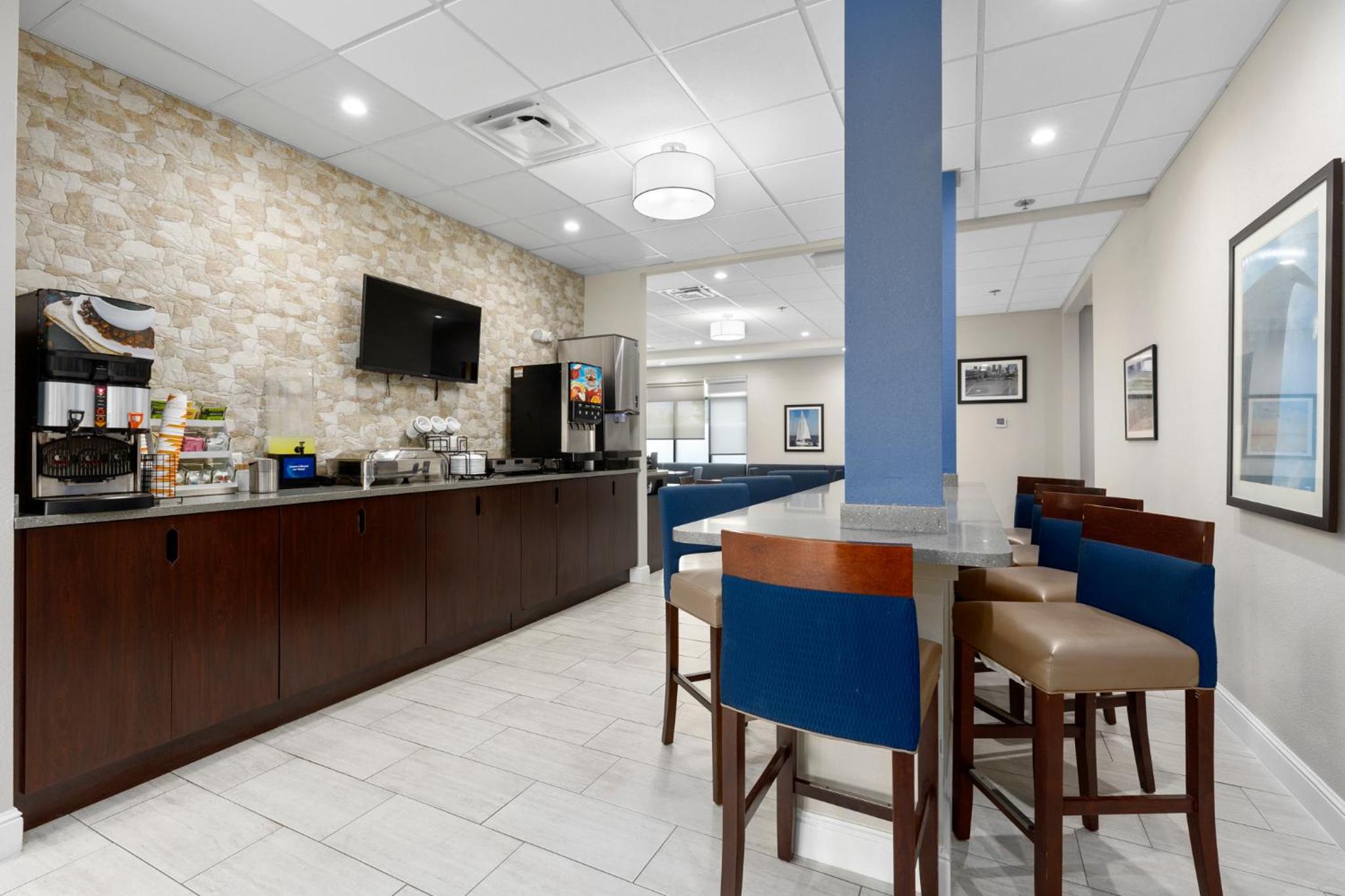 Comfort Inn  Suites St Louis-Hazelwood - Property Image 10