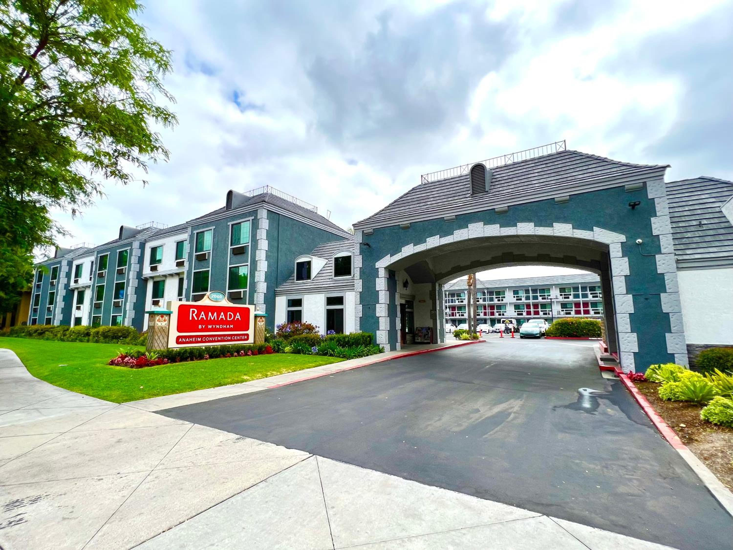 Hotel Ramada by Wyndham Anaheim Convention Center - Image 1