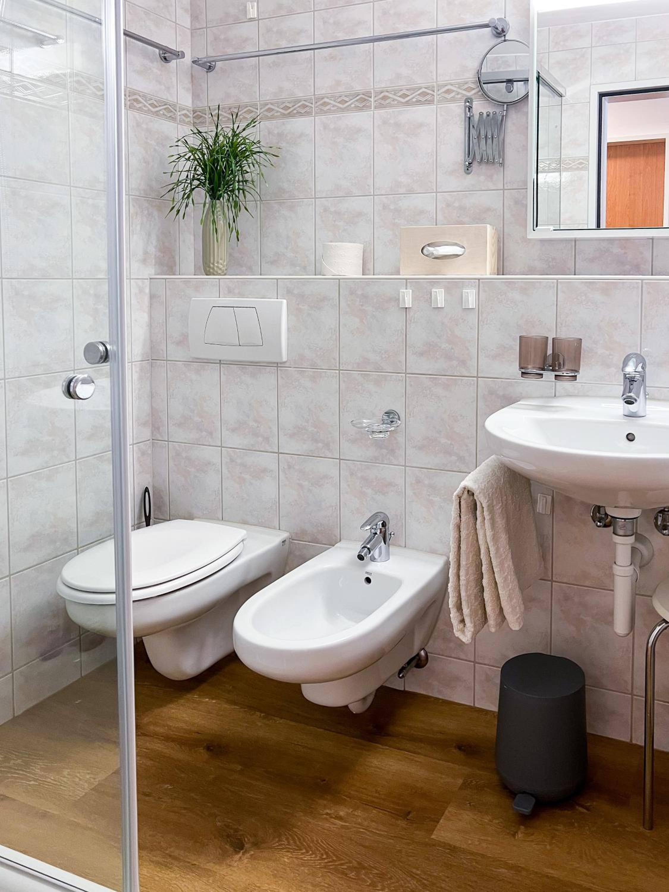 swissme - 100qm - Balkon - 2 Bäder - Parkplatz - Fußbodenheizung