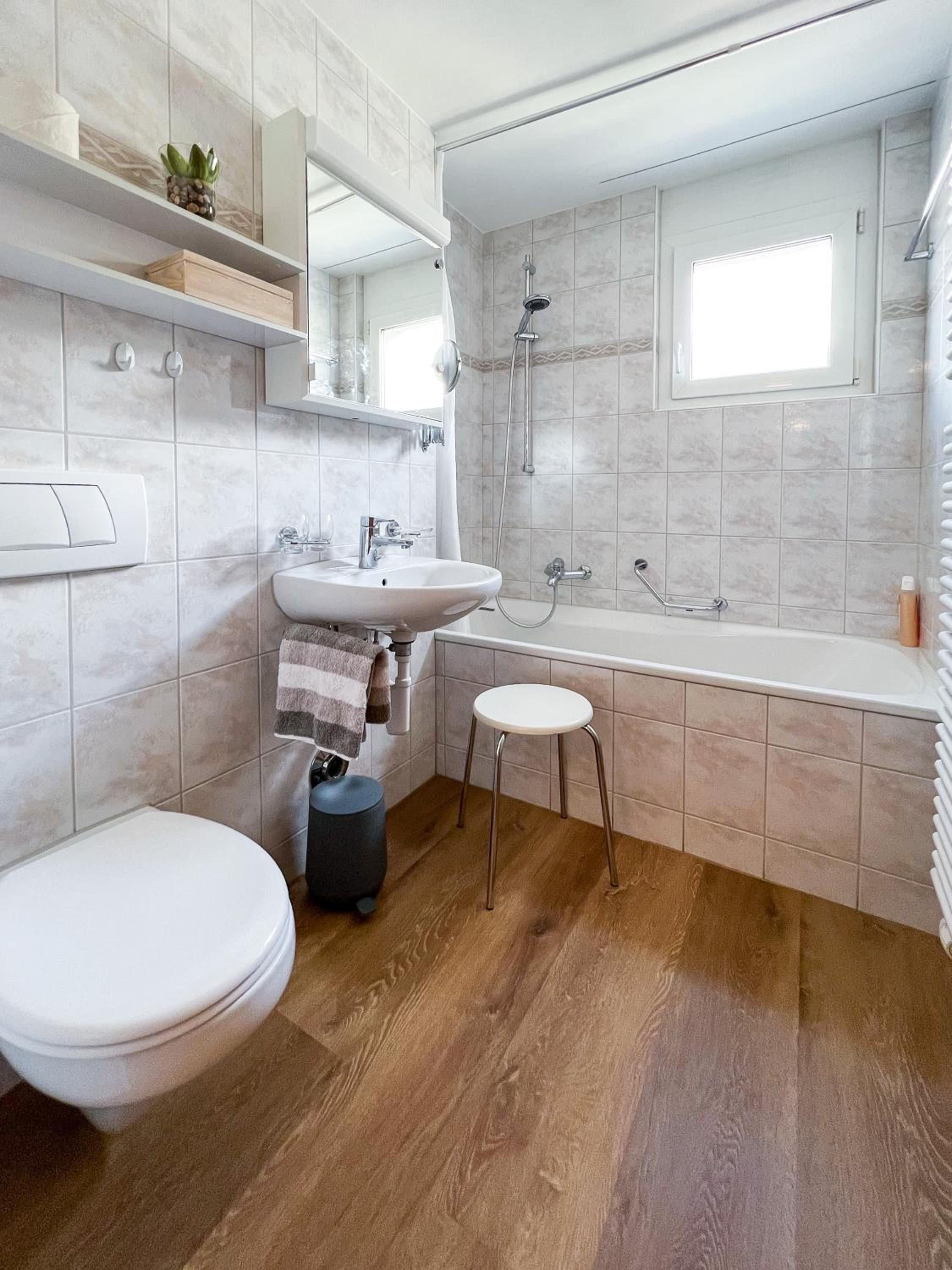 swissme - 100qm - Balkon - 2 Bäder - Parkplatz - Fußbodenheizung