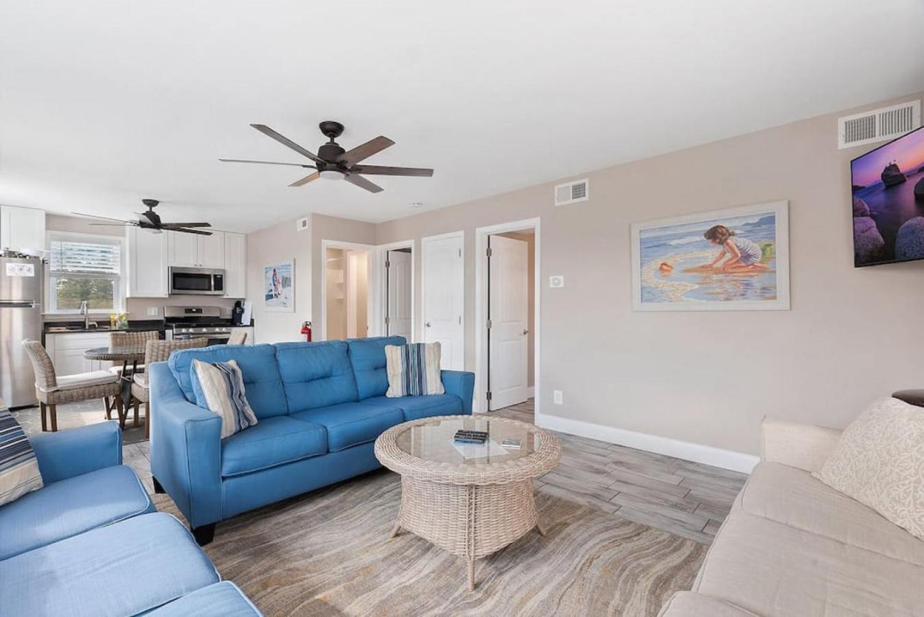 Unit B 2nd fl 2nd fl Hideaway 2 Block to Beach Parking view 3