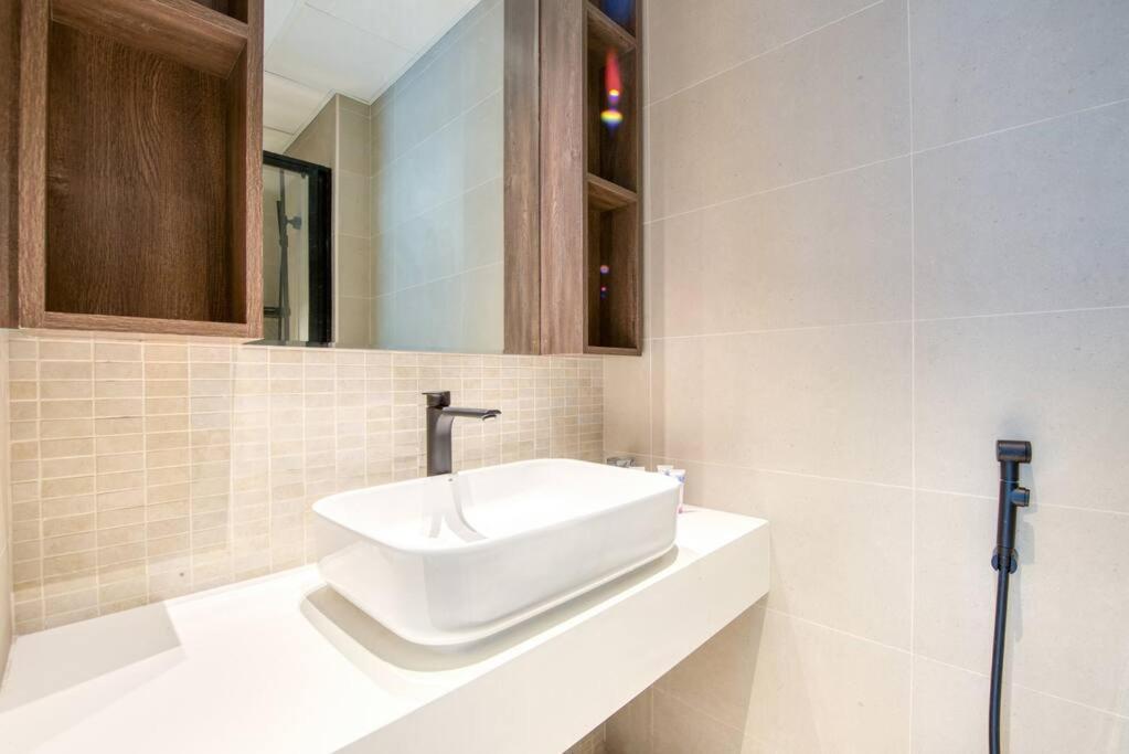 Stunning one bedroom with yoga, pool, bike and gym