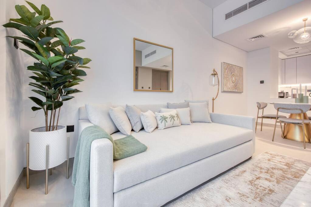 Stunning one bedroom with yoga, pool, bike and gym