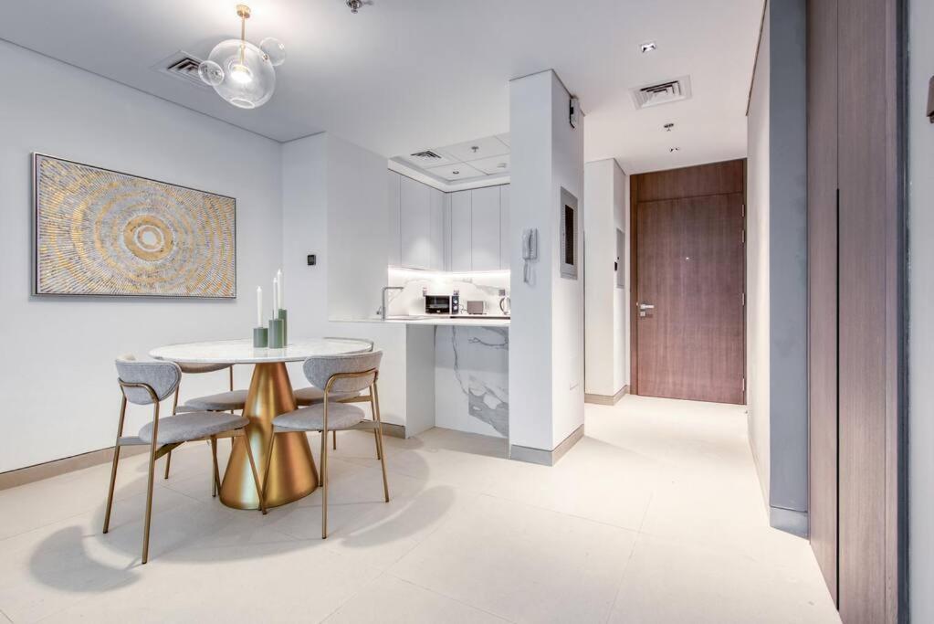 Stunning one bedroom with yoga, pool, bike and gym