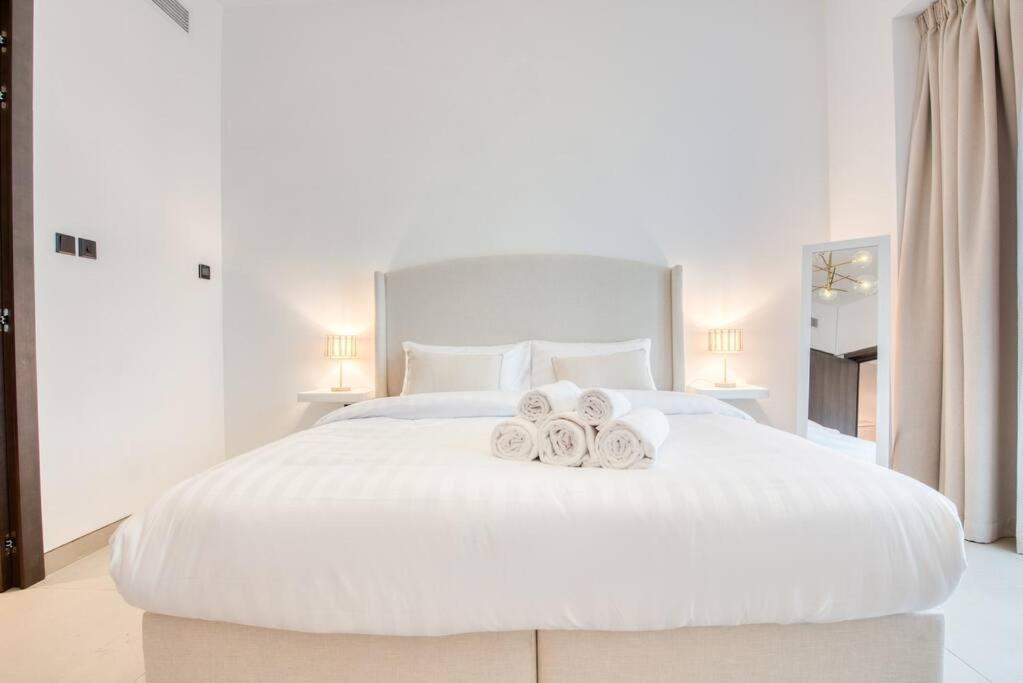 Stunning one bedroom with yoga, pool, bike and gym