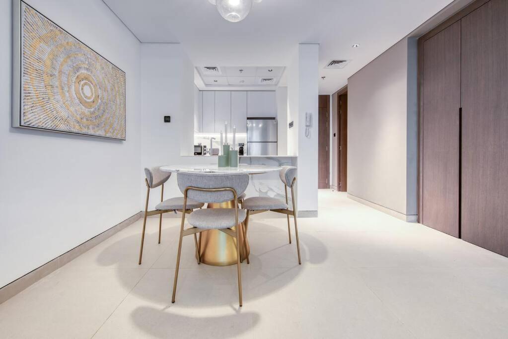 Stunning one bedroom with yoga, pool, bike and gym