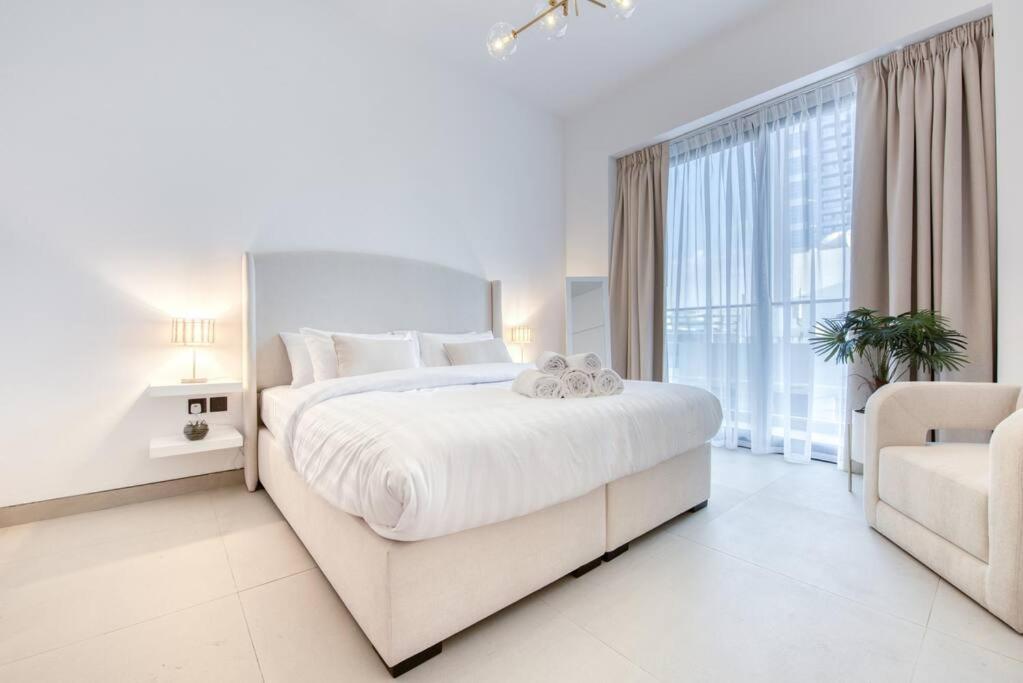 Stunning one bedroom with yoga, pool, bike and gym