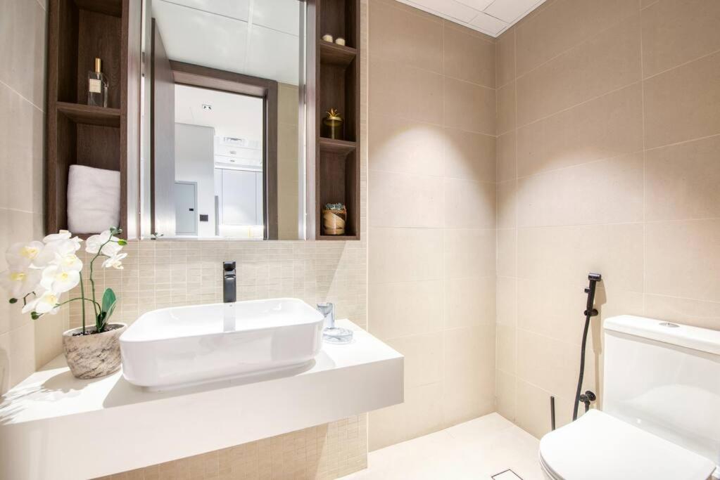 Stunning one bedroom with yoga, pool, bike and gym