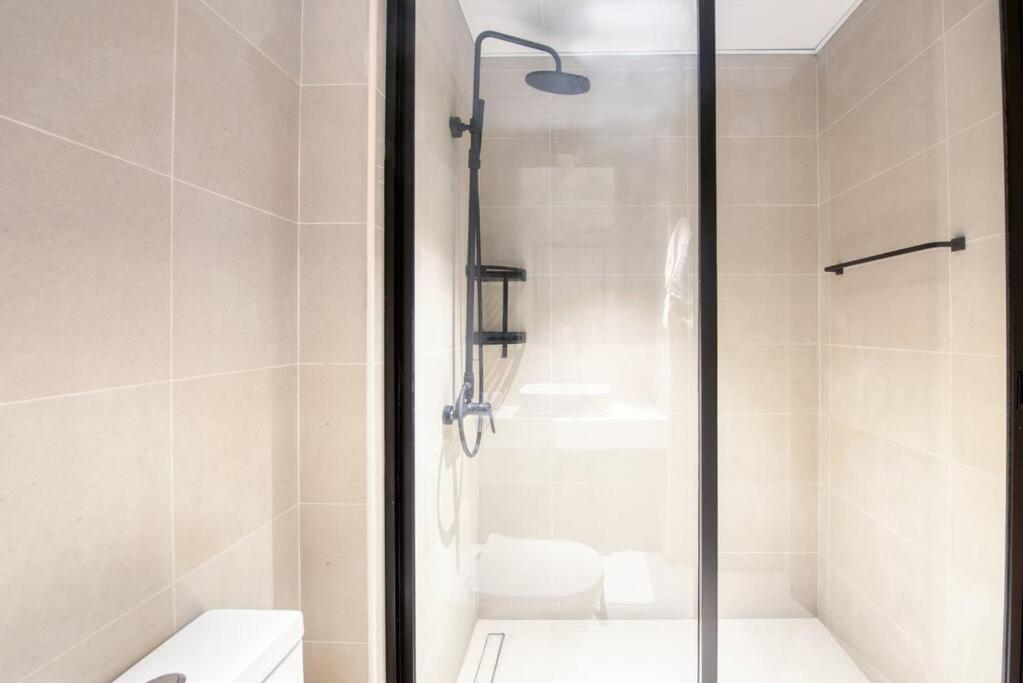 Stunning one bedroom with yoga, pool, bike and gym