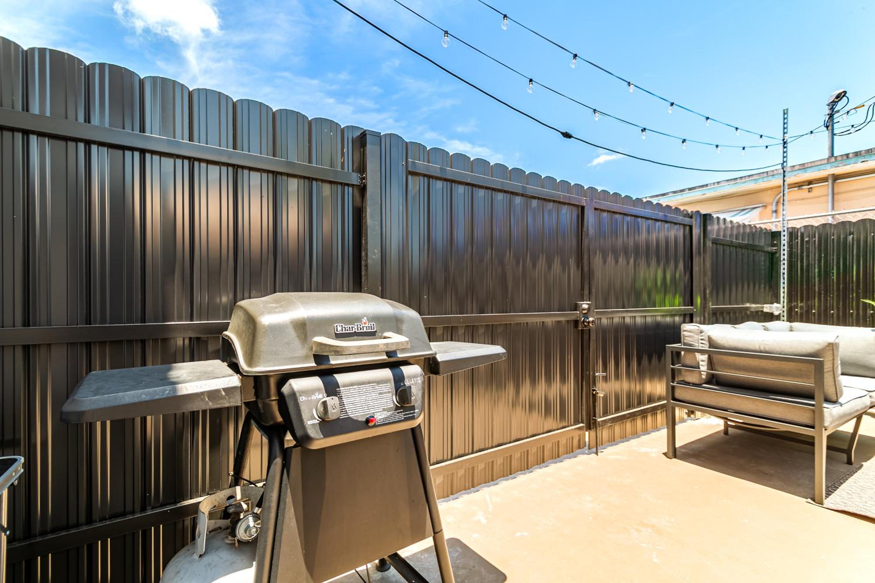 New 2Bedroom 2Bath House with Private Backyard & Jacuzzi