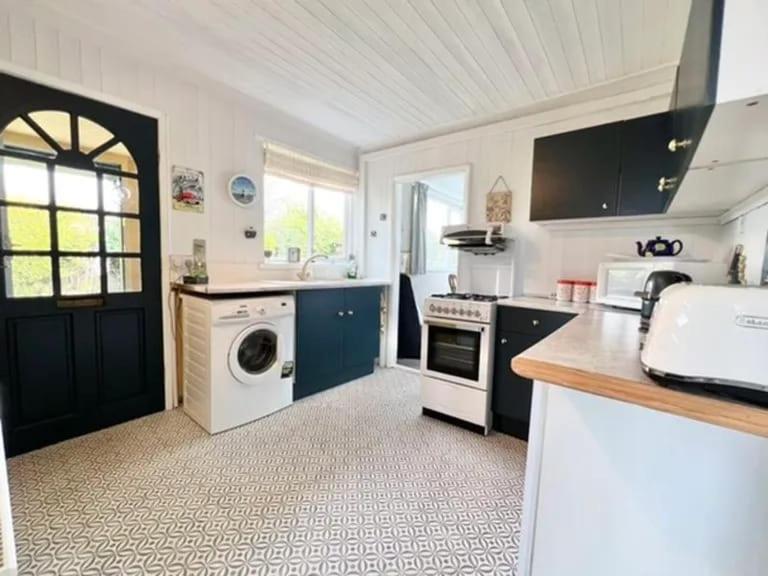 2 bedroom chalet bungalow on Humberston Fitties. view 5