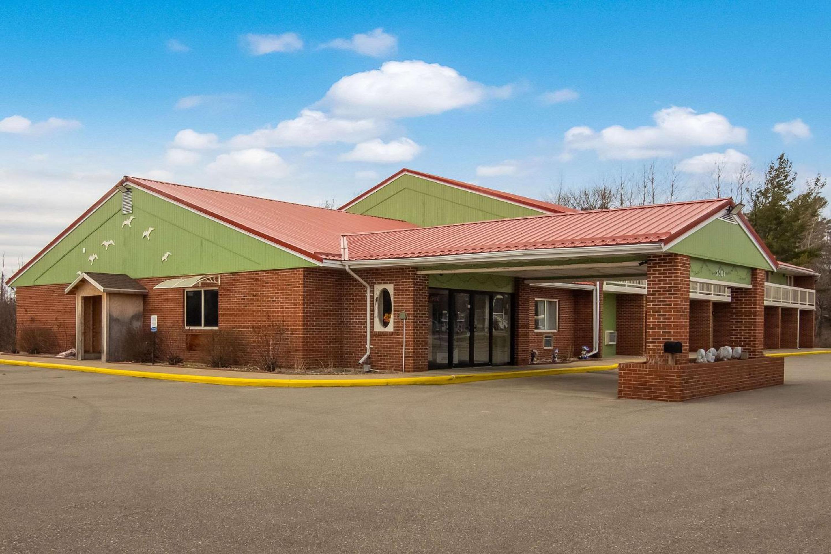 Cadillac Vacations - Econo Lodge Cadillac - Property Image 33