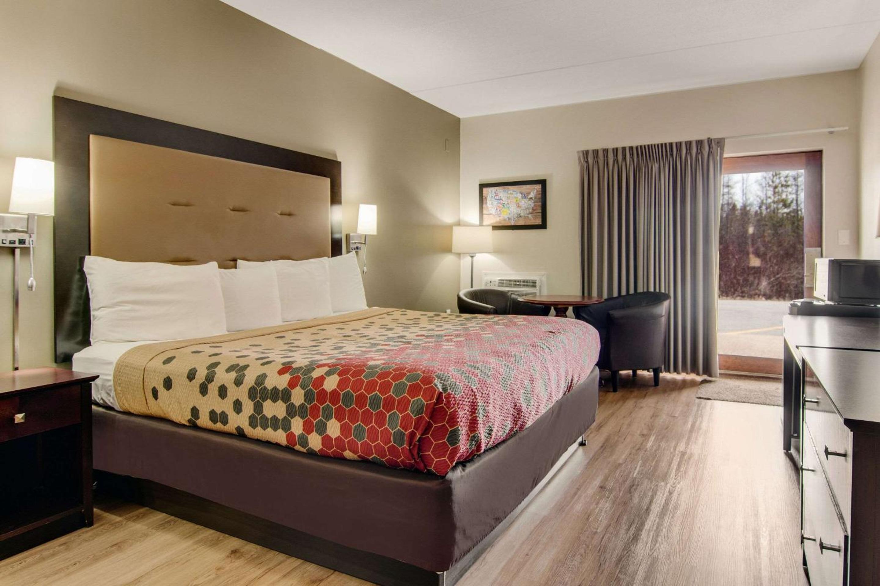 Cadillac Vacations - Econo Lodge Cadillac - Property Image 38