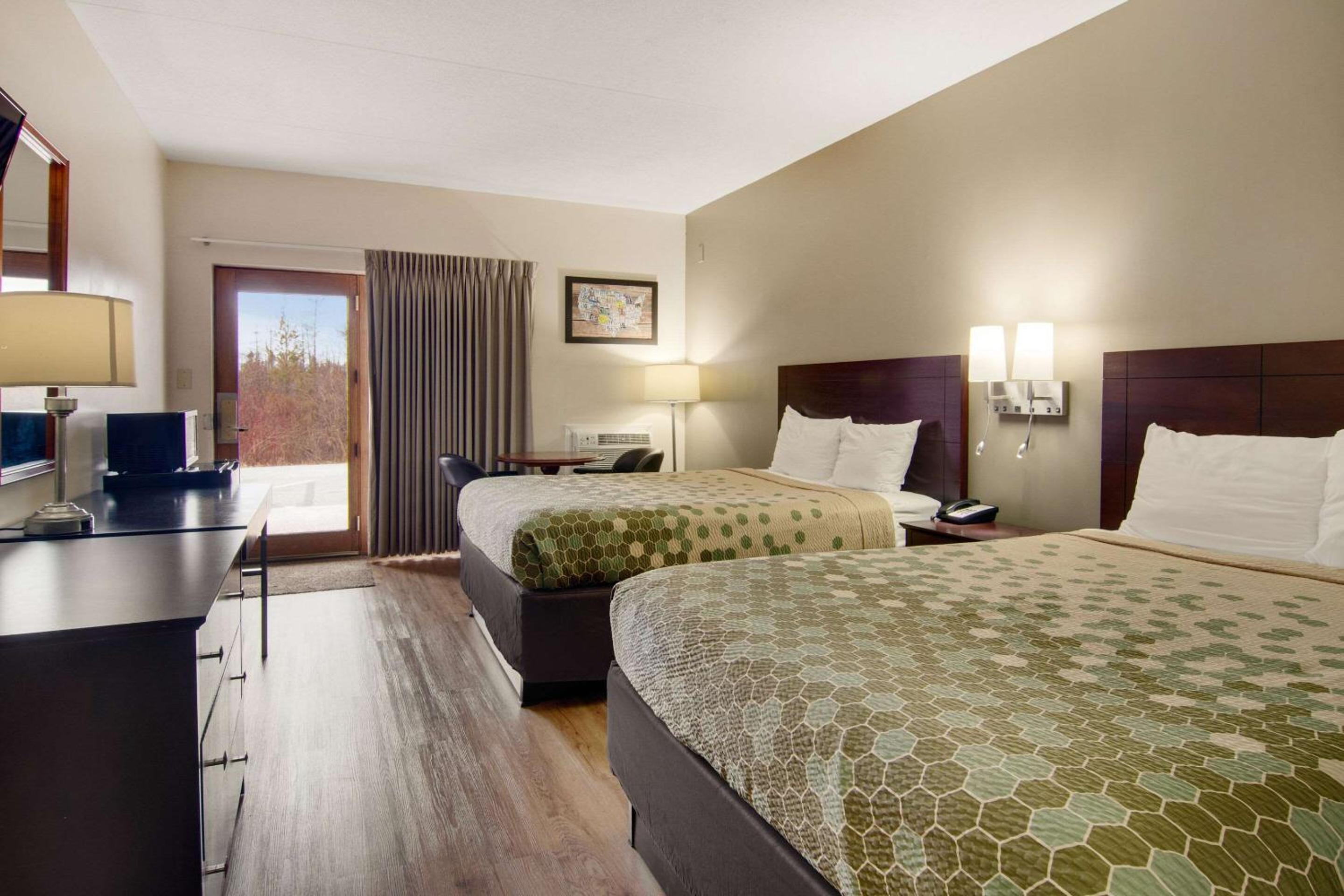 Cadillac Vacations - Econo Lodge Cadillac - Property Image 12