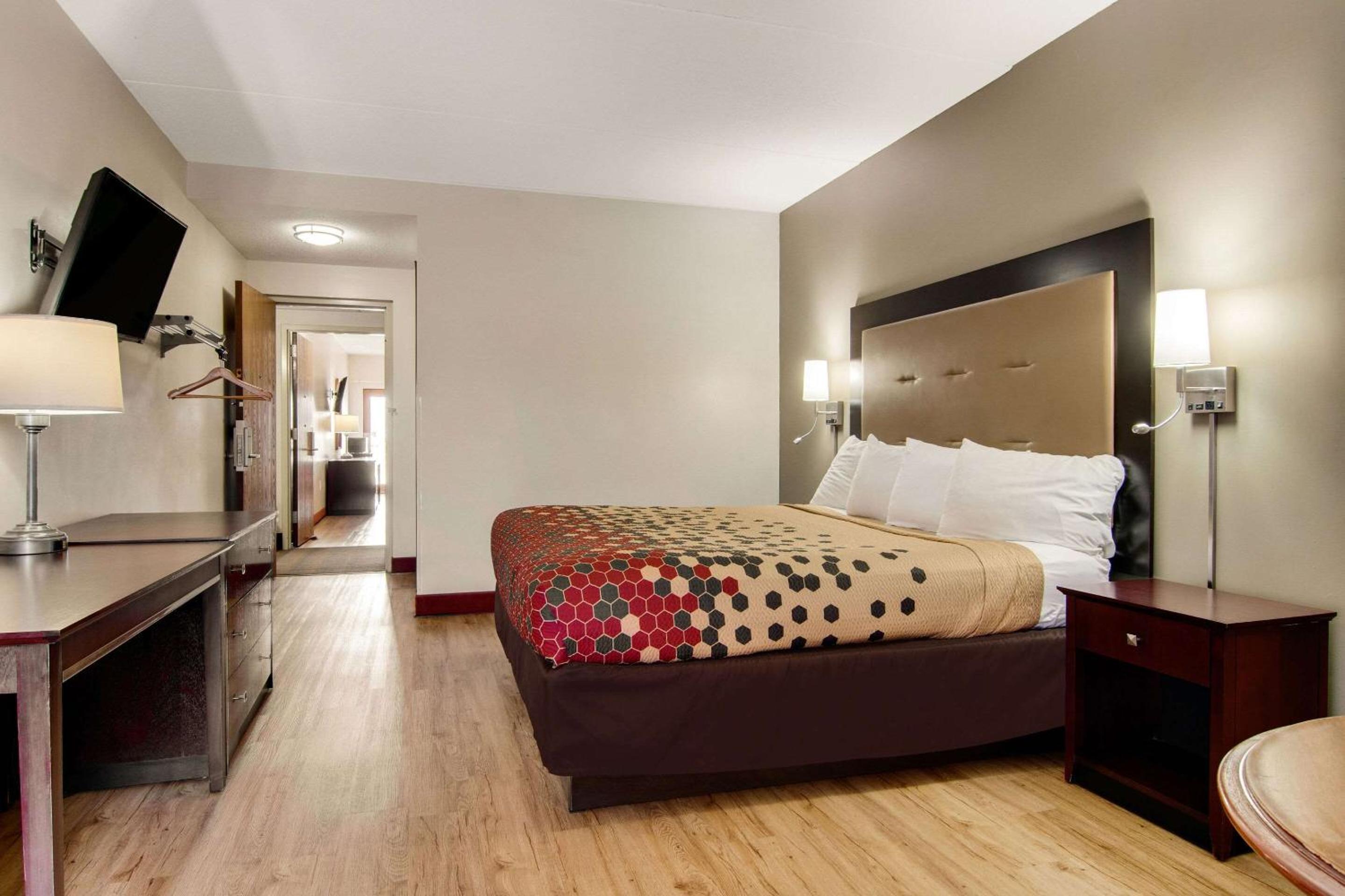 Cadillac Vacations - Econo Lodge Cadillac - Property Image 5