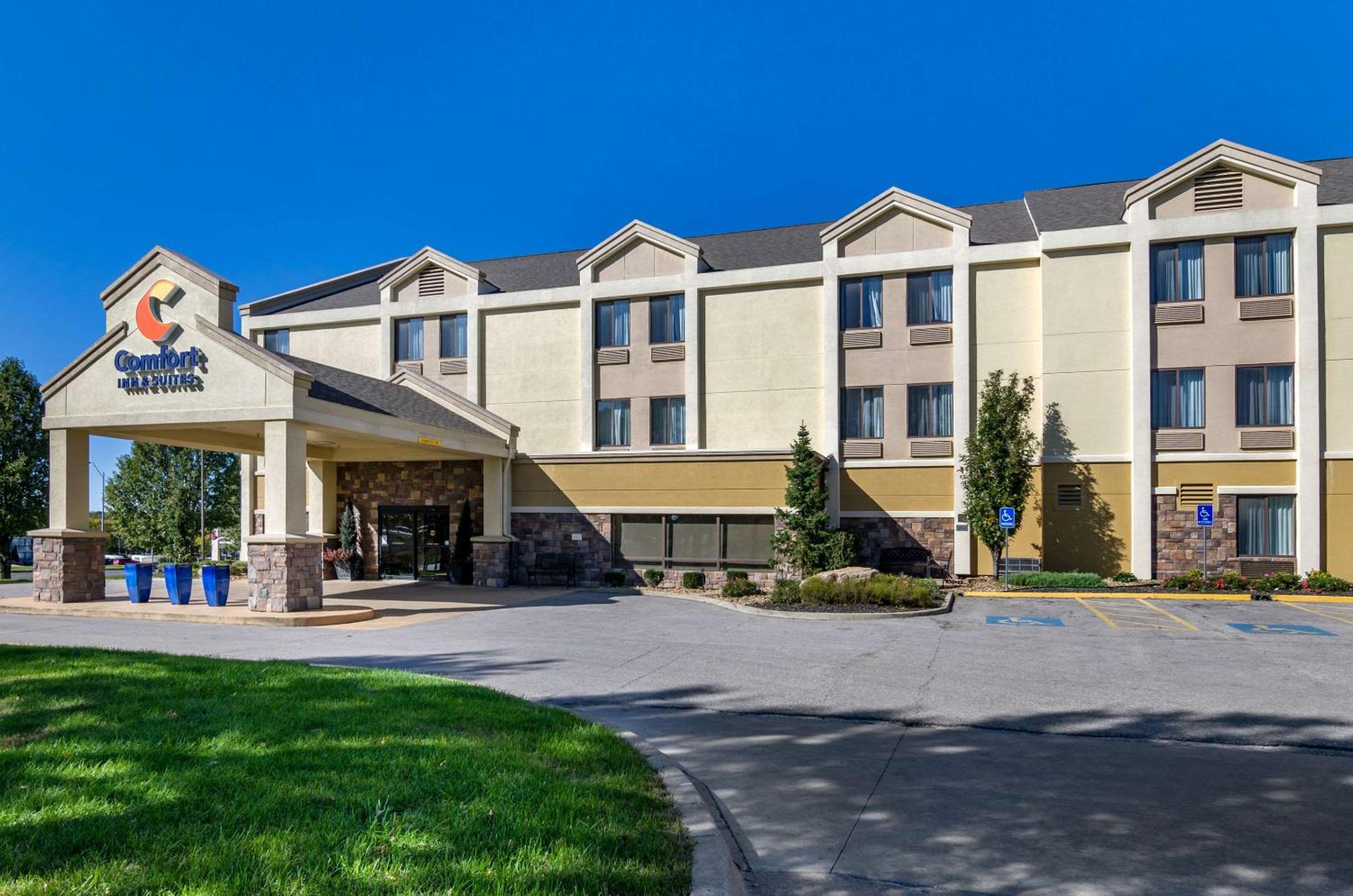 Hotel Comfort Inn & Suites Kansas City - Northeast - Image 1