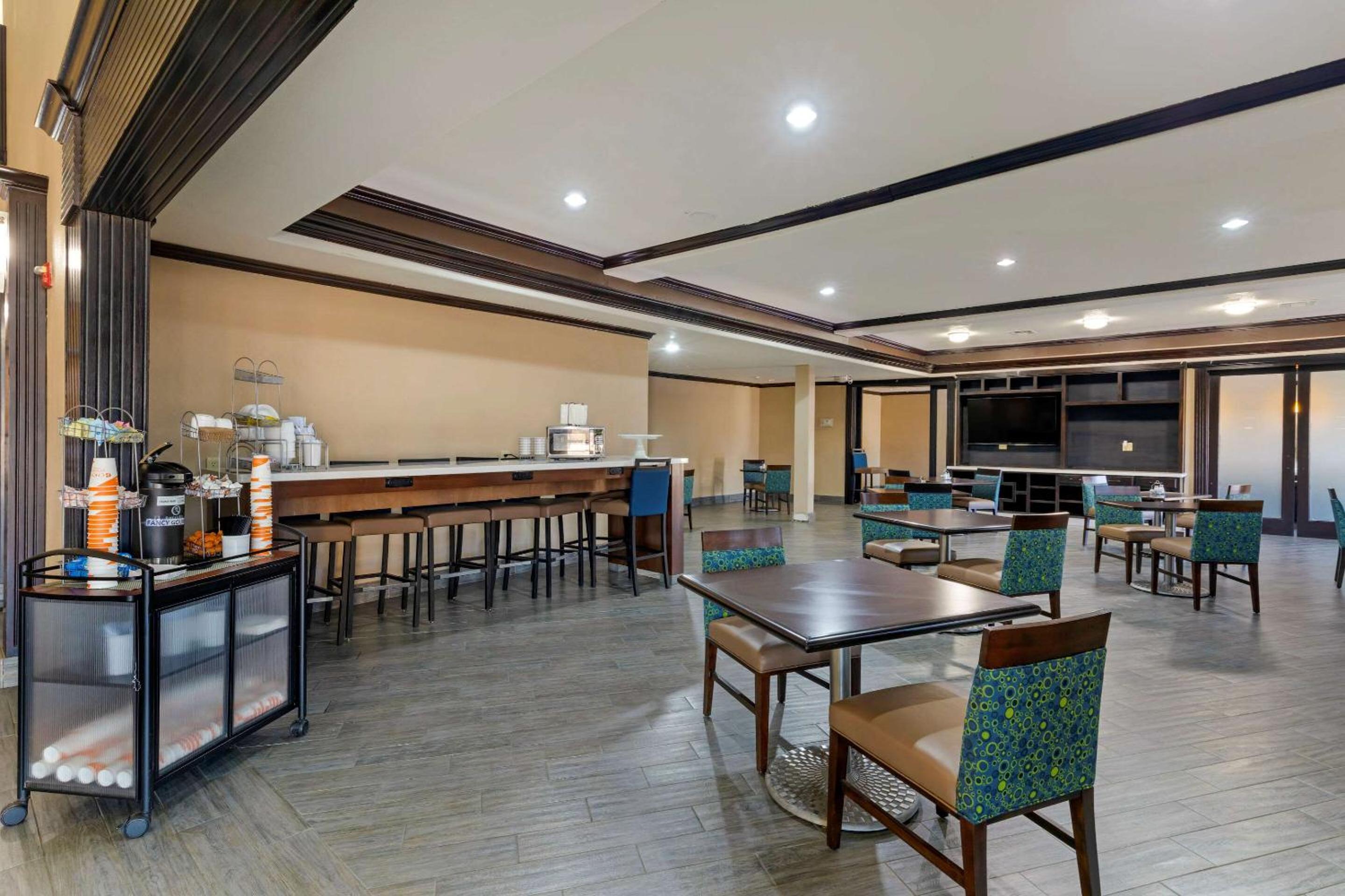 Gainesville Vacations - Comfort Suites Gainesville - Property Image 4