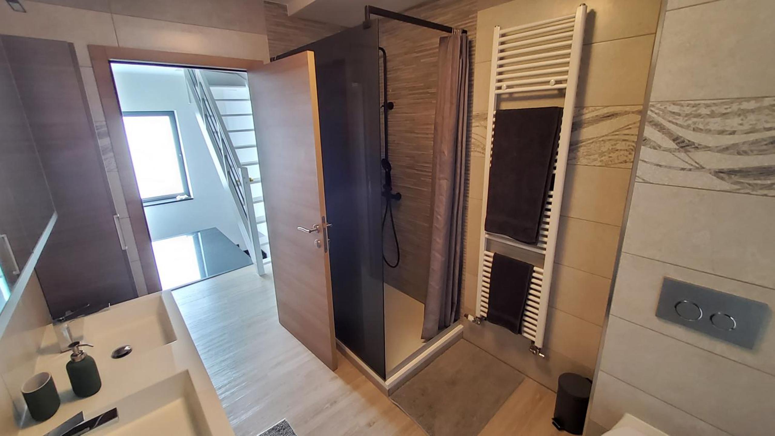 Chambre deluxe au 2ème étage, chambre double au 4ème étage NOT A HÔTEL