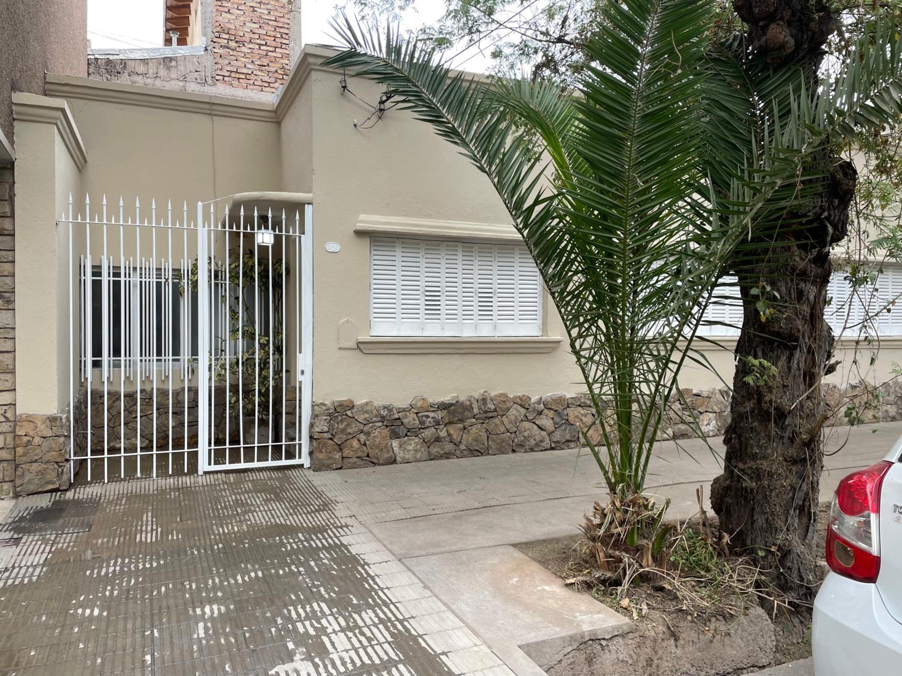 Amplia casa en la 5ta sección ciudad con patio y parrilla