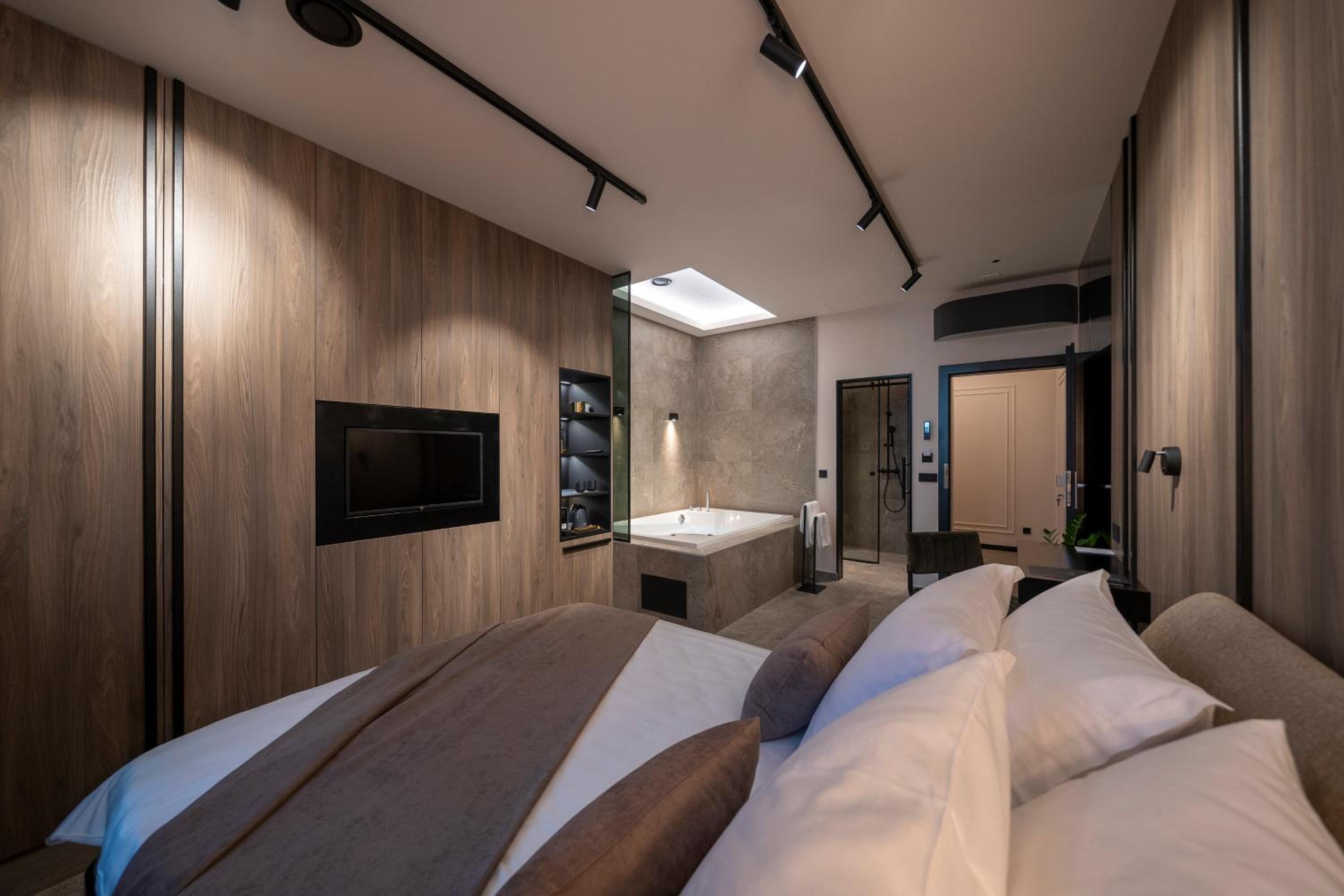 VELVET rooms & more