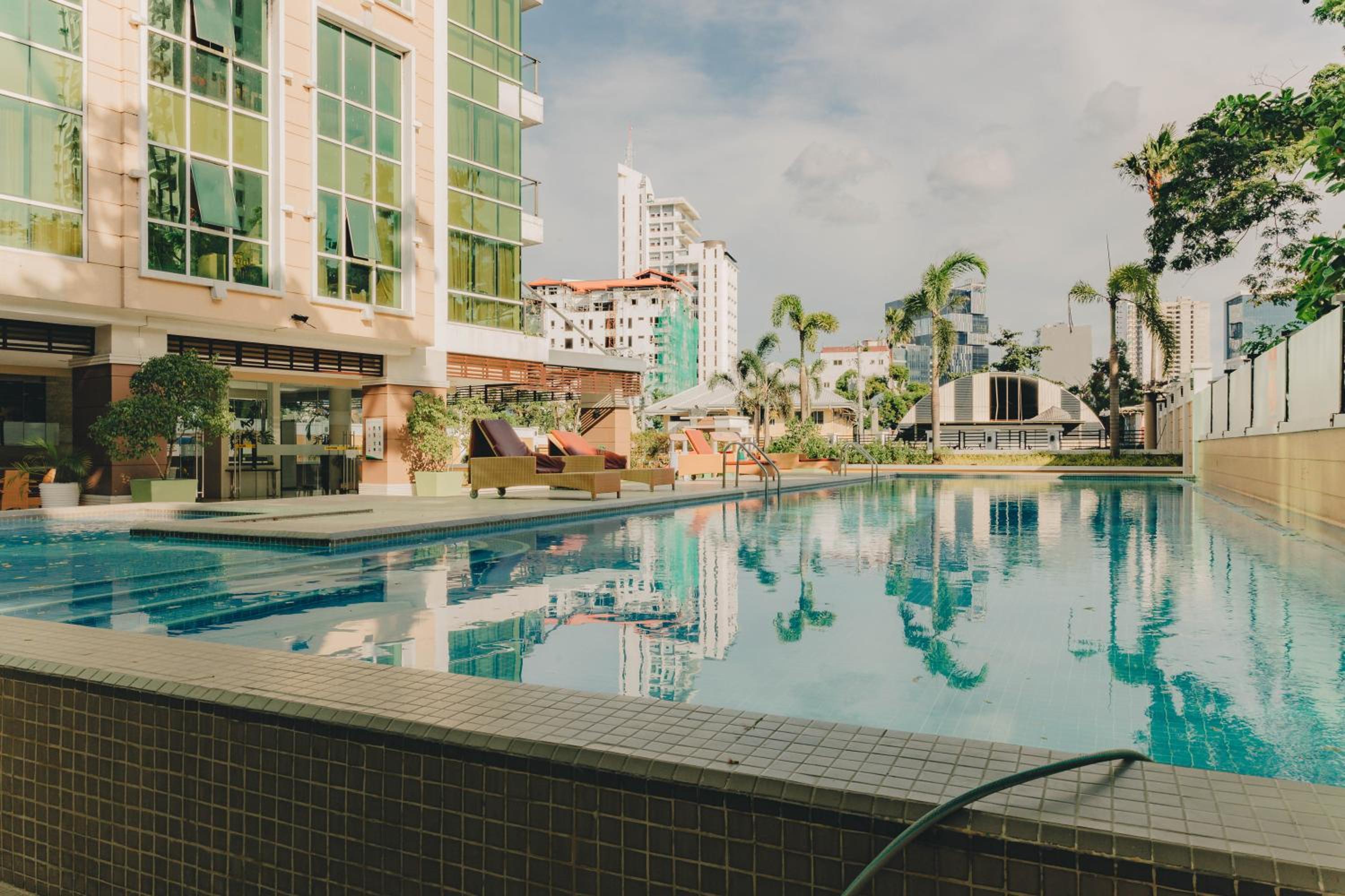 Ayala Mall 10mins walk Cebu City Apartment & Pool