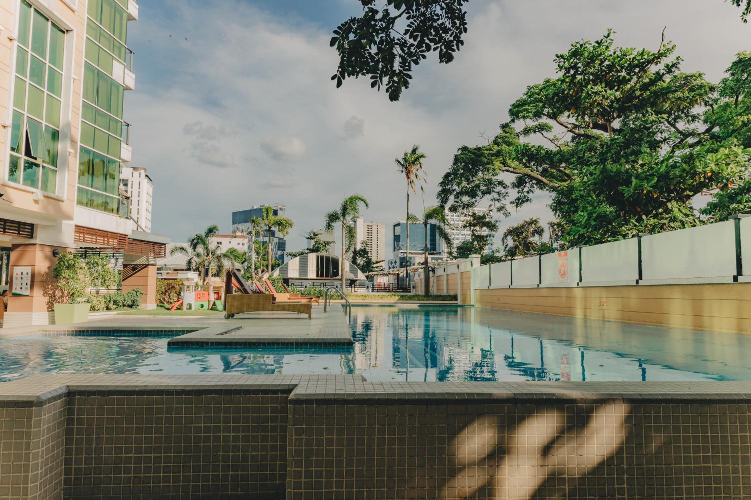 Ayala Mall 10mins walk Cebu City Apartment & Pool