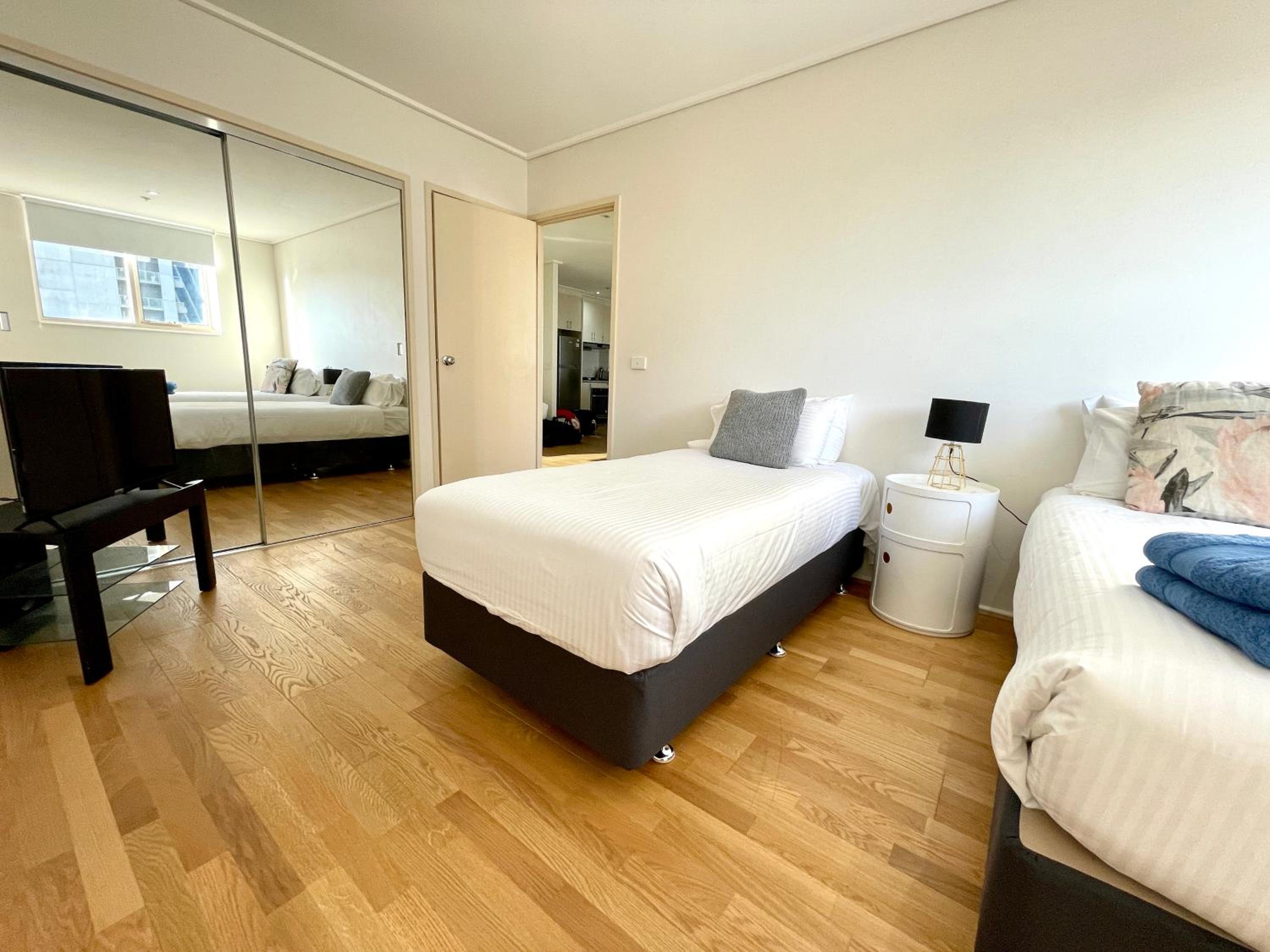 Readyset Apartments at Dockside