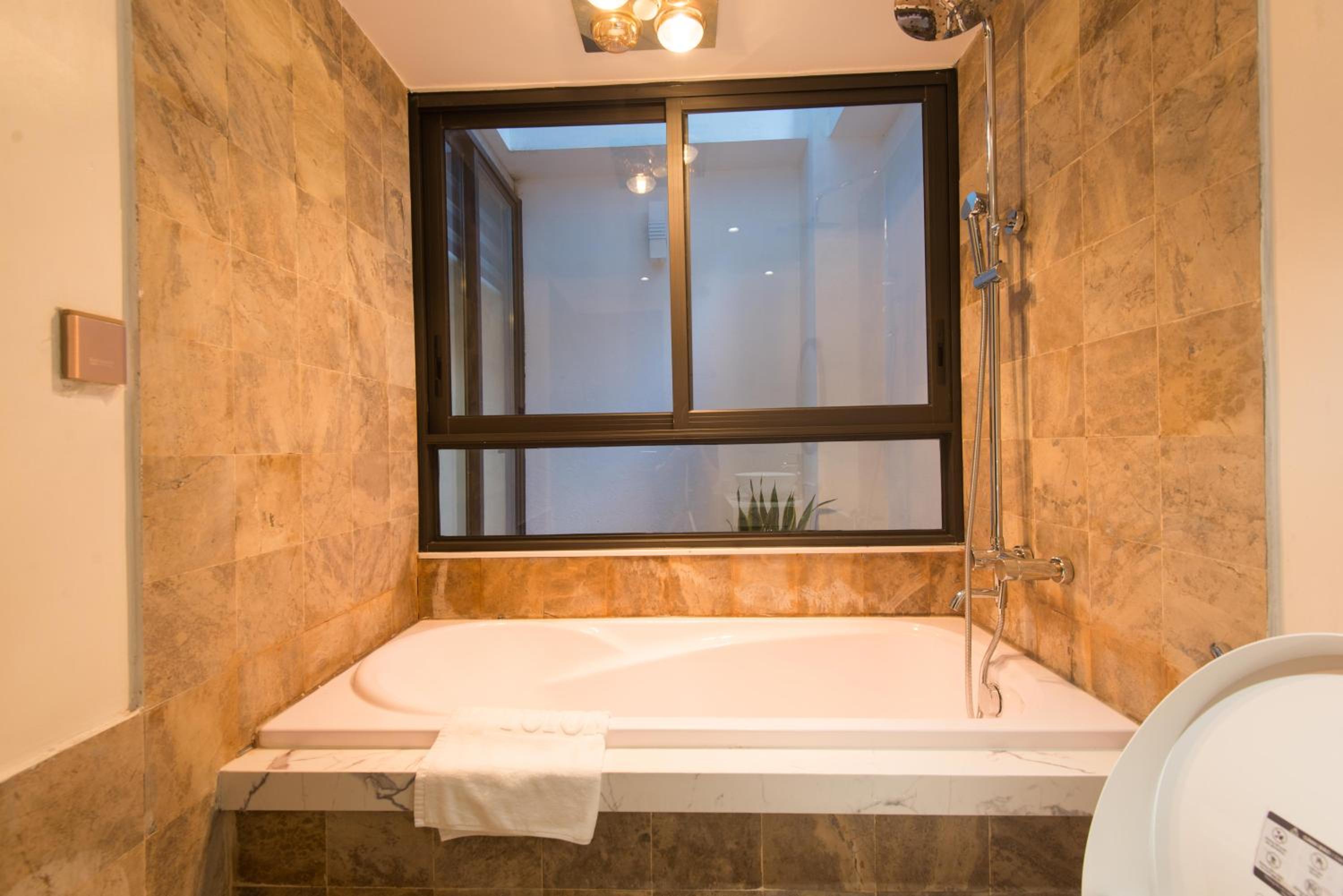 22housing Hotel & Apartment 81 Linh Lang