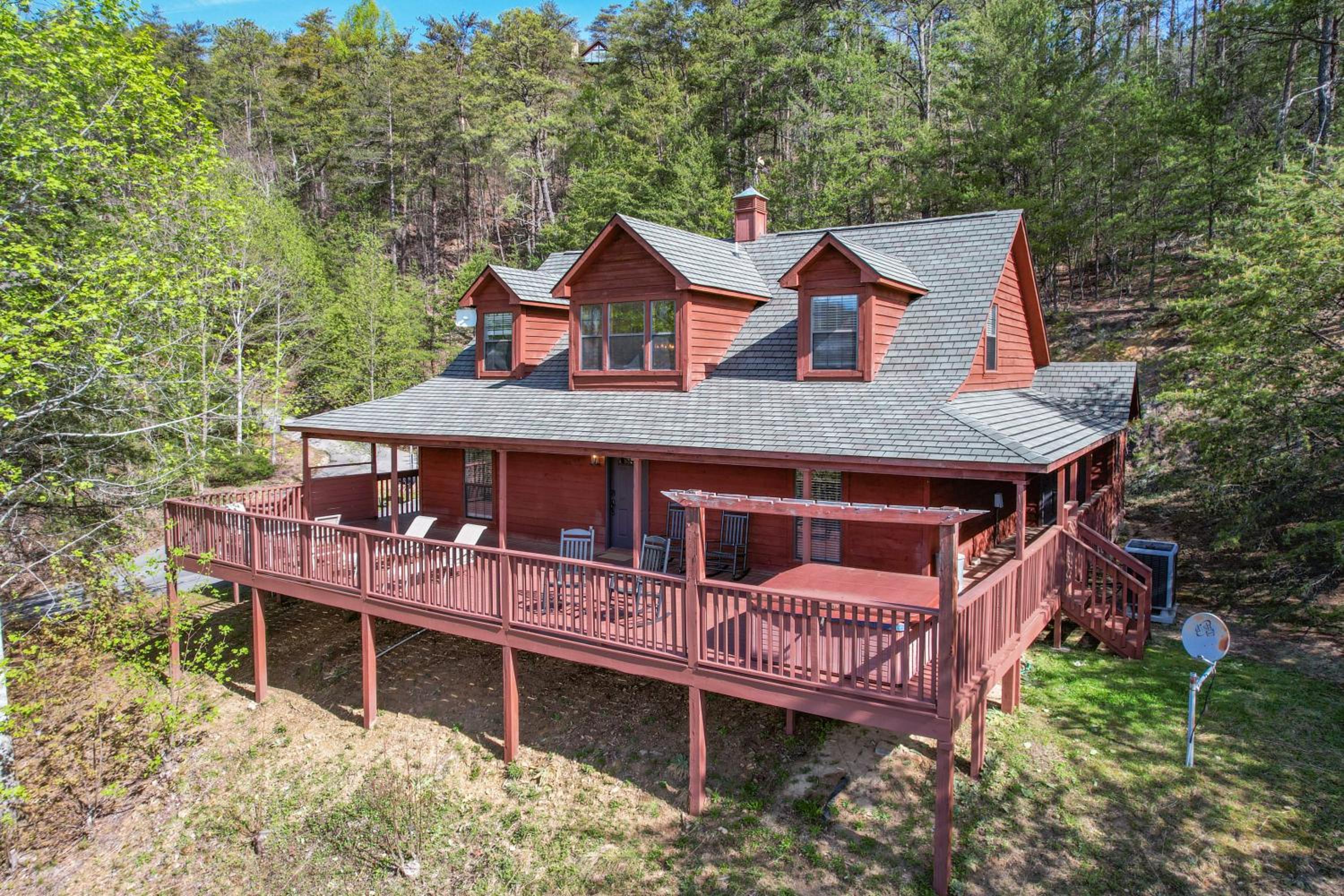 Pet-Friendly Smoky Mountain Cabin with Hot Tub, Privacy & Amazing Views