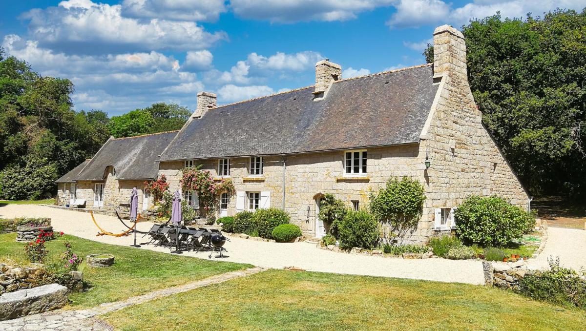 KERBELEG, ferme-manoir du XVè siècle, chambres grand confort view 3